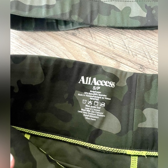 All Access Front Row Bra (M) and Leggings (S) in Olive Camo Set EUC - Picture 9 of 11